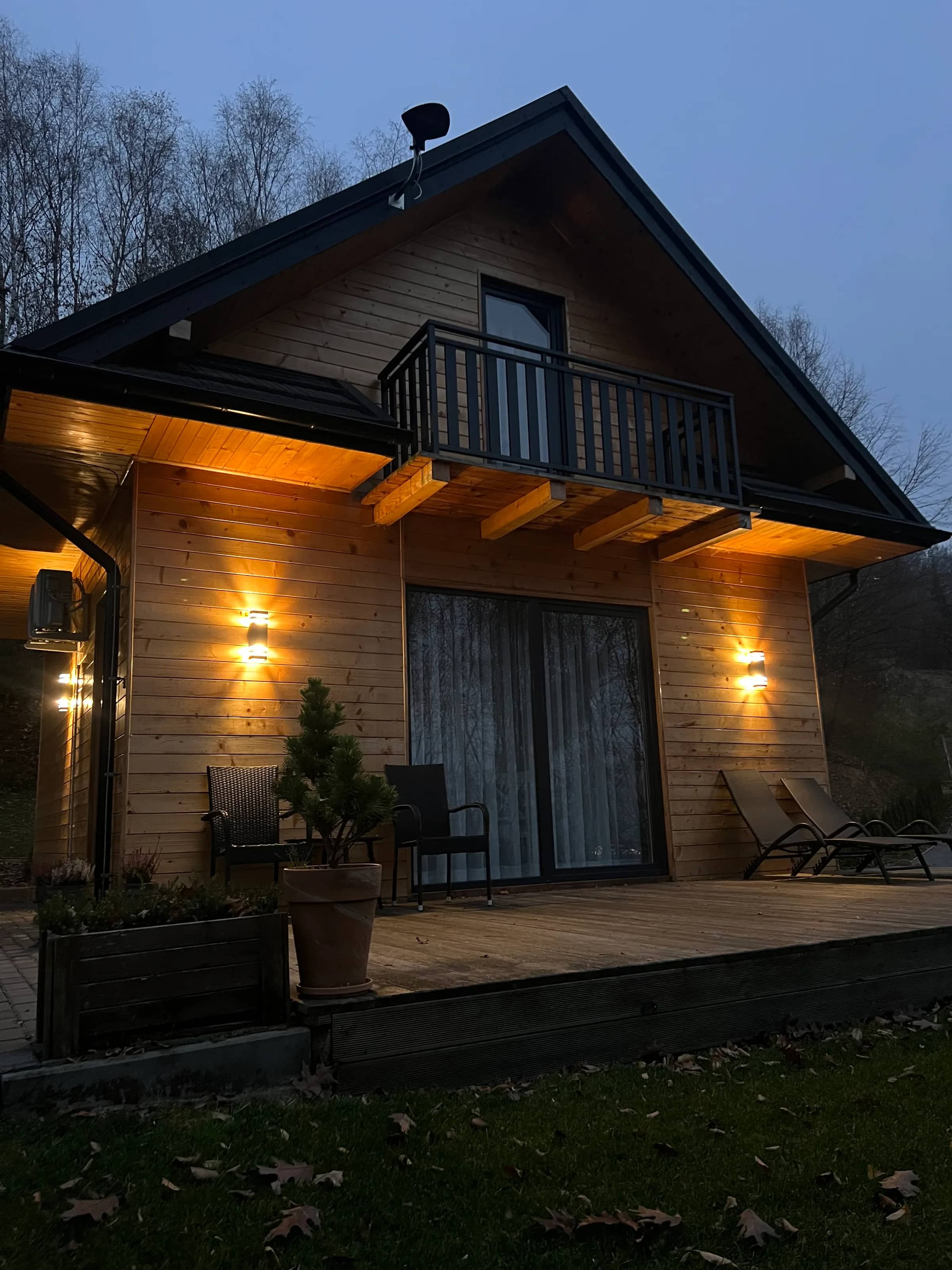 Dom od frontu nocą
