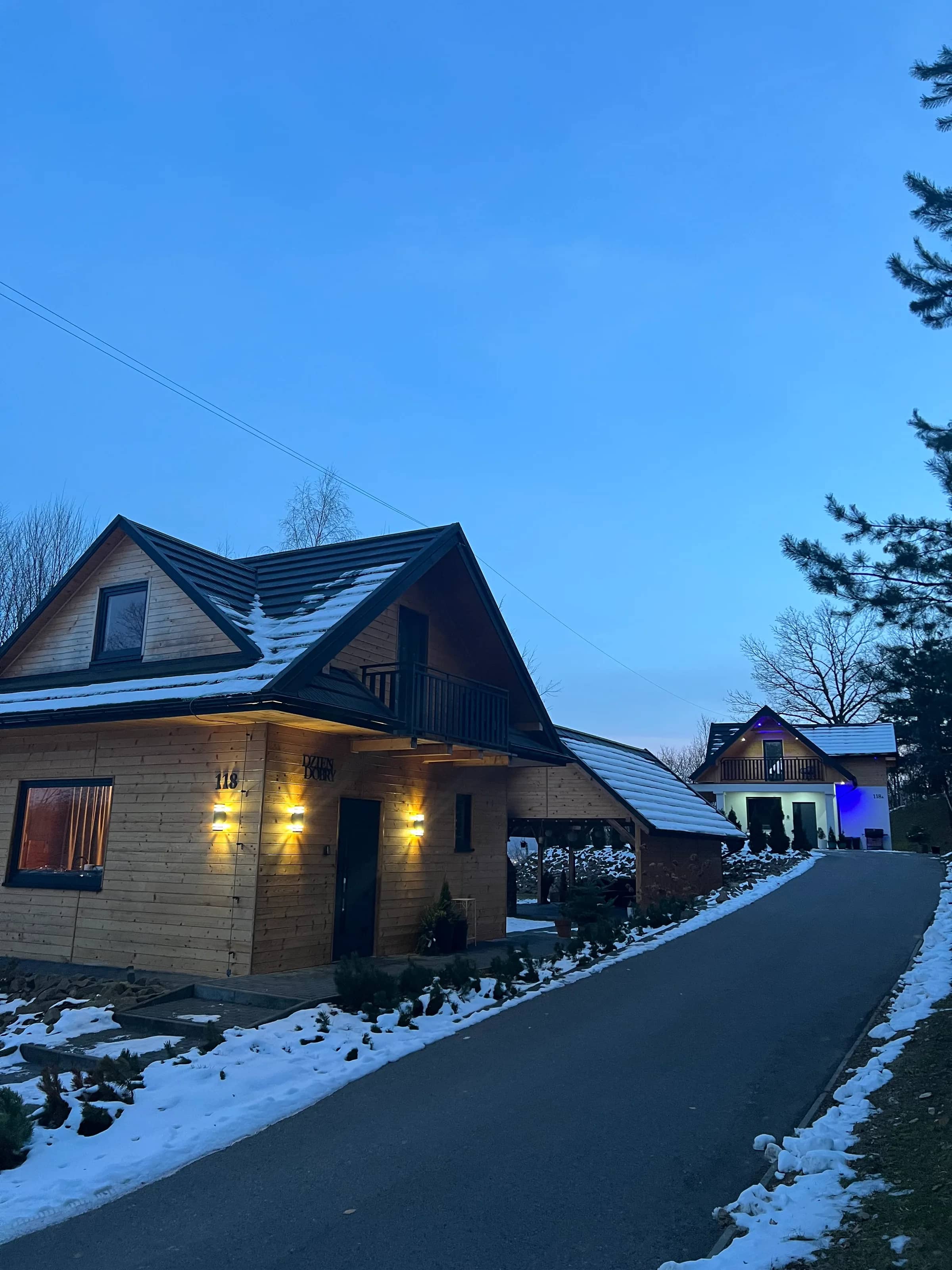Dom zimą, widok z daleka