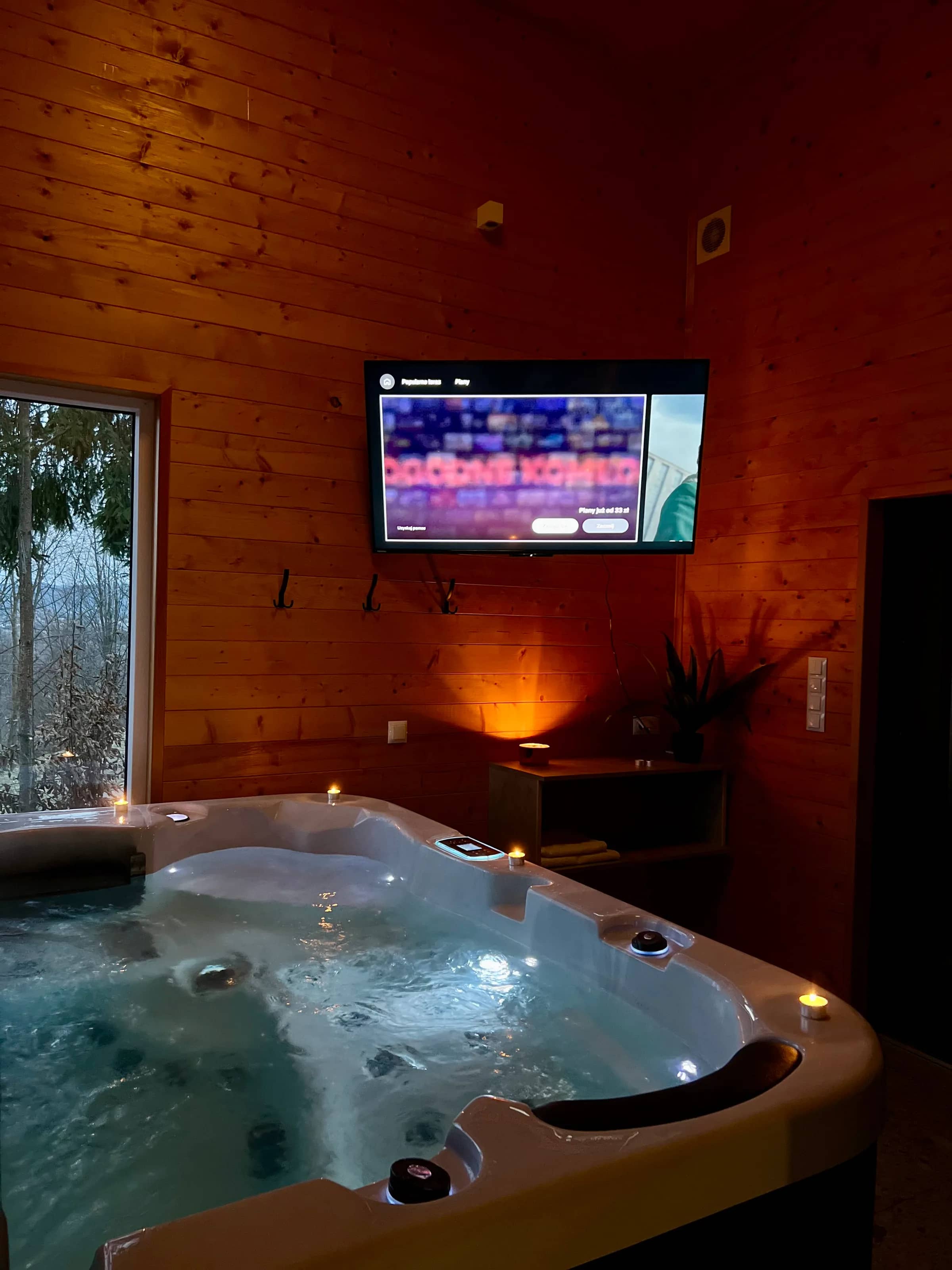 Jacuzzi wieczorem, inne ujęcie
