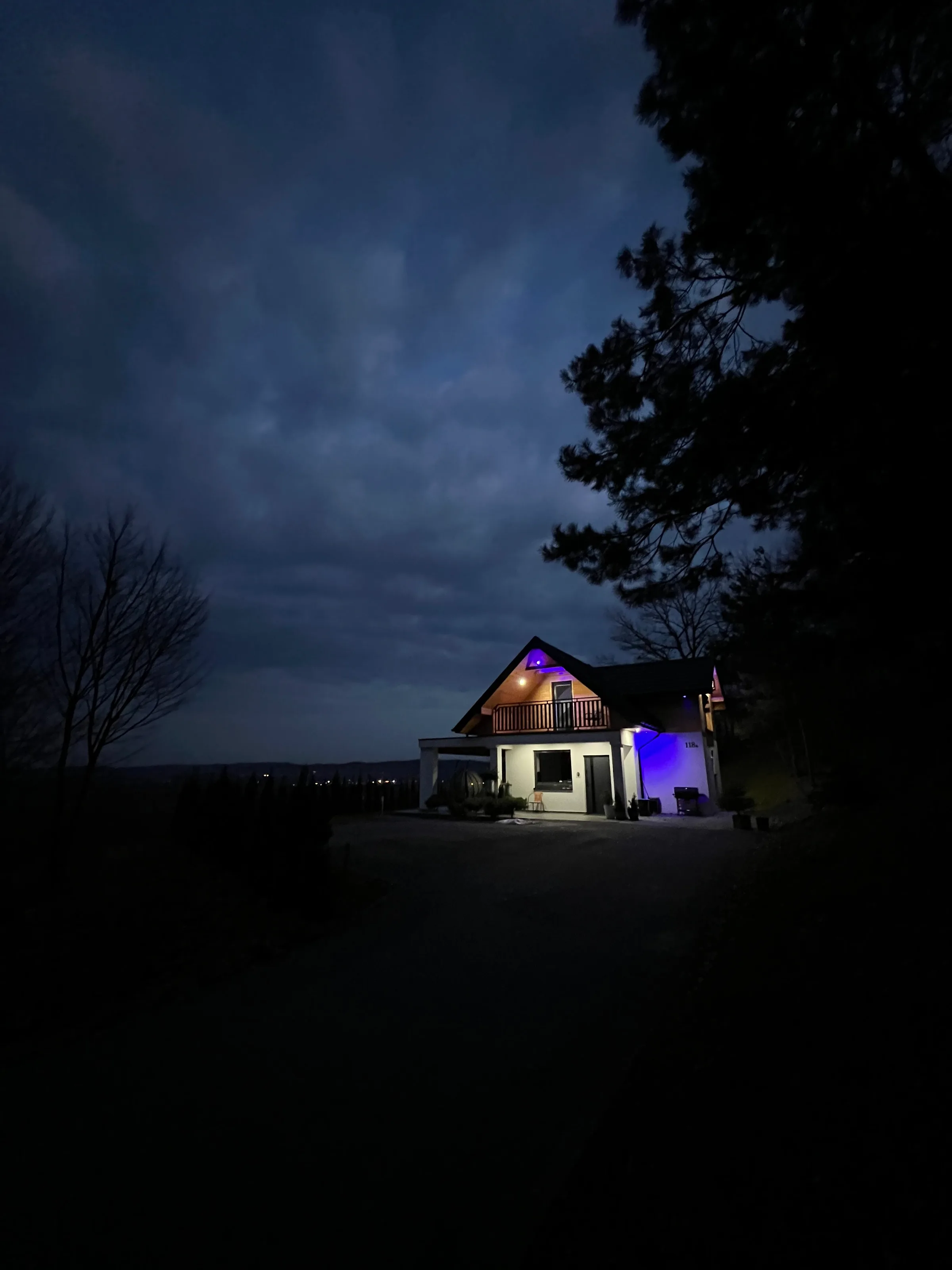 Domek na tle wzgórz nocą