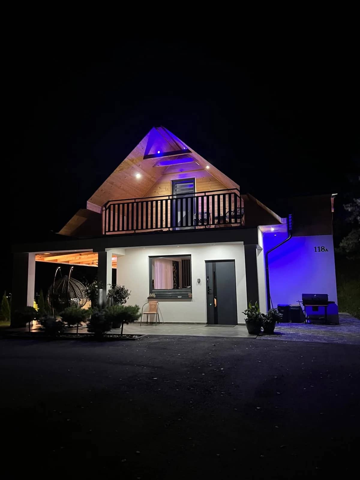 Domek od frontu nocą