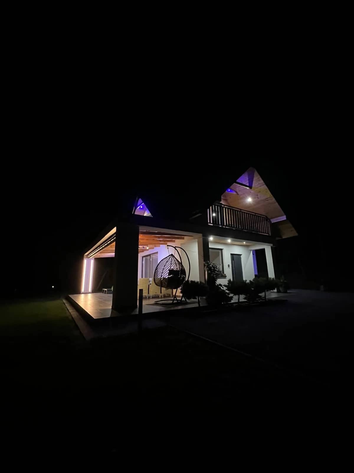 Domek z ukosa nocą