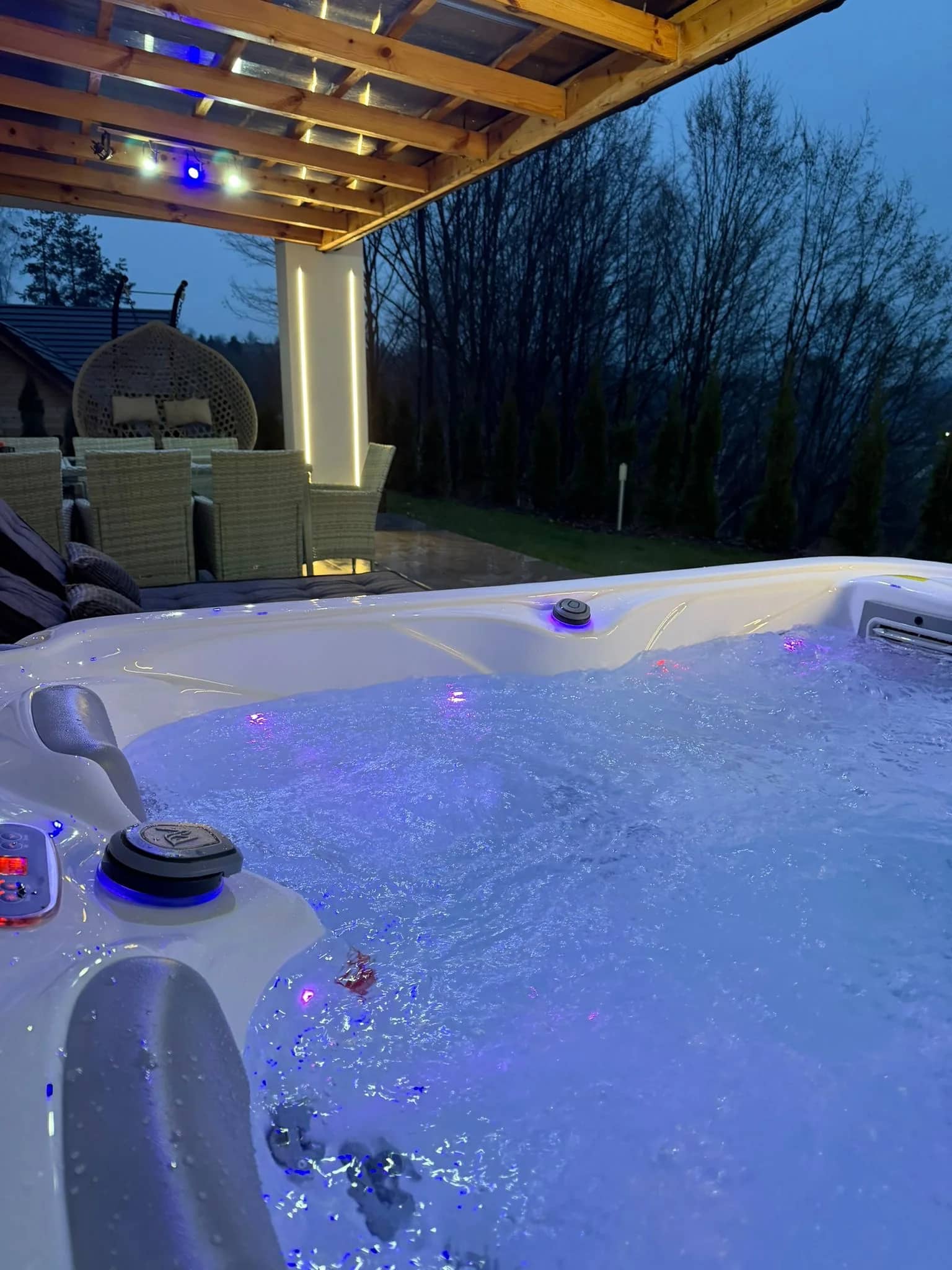 Jacuzzi nocą, inne ujęcie